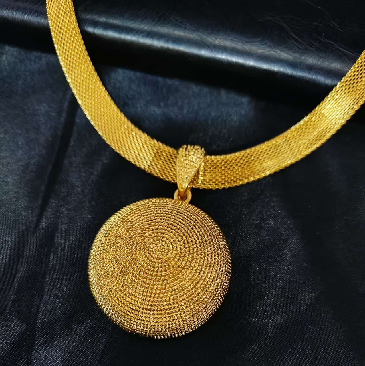 parure plaque ou pour femme