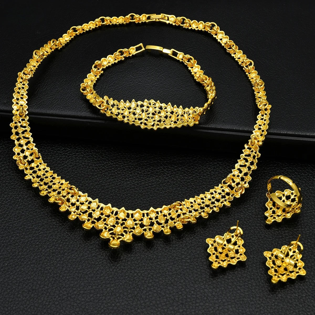 parure plaque ou pour femme