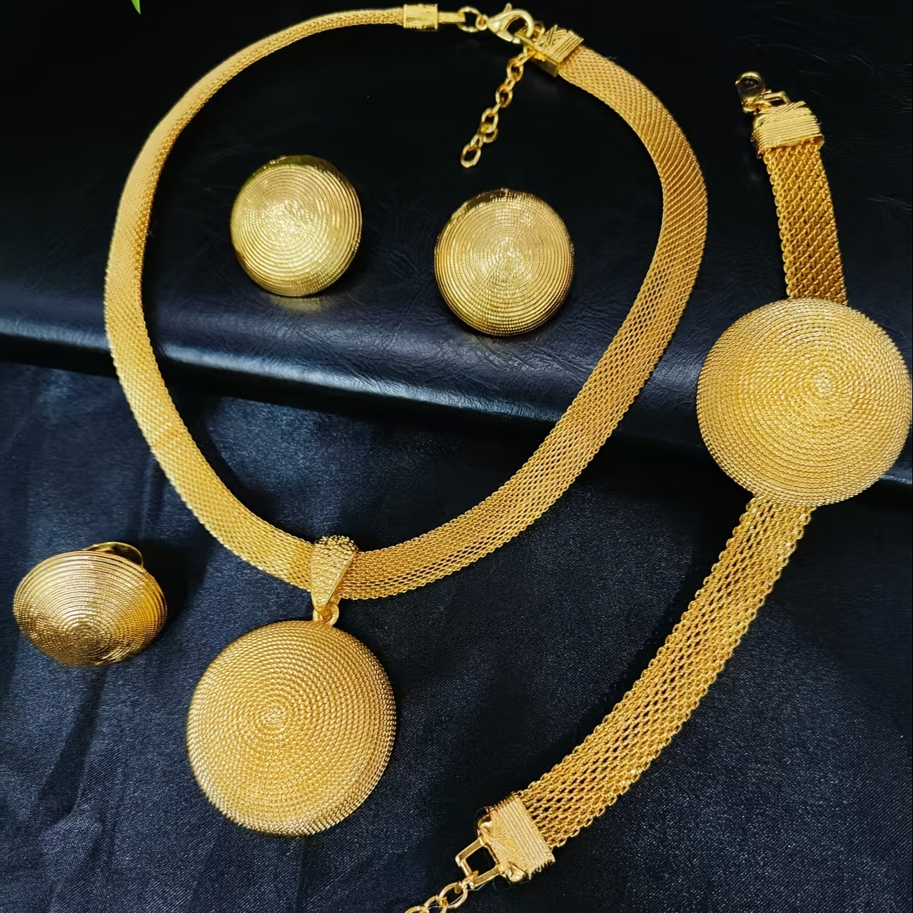 parure plaque ou pour femme